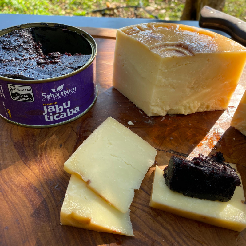 Queijo Artesanal com Licor de Jabuticaba 1kg - Premiado